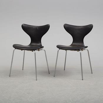 ARNE JACOBSEN, stolar, 2 st, "Liljan/Måsen", Fritz Hansen.