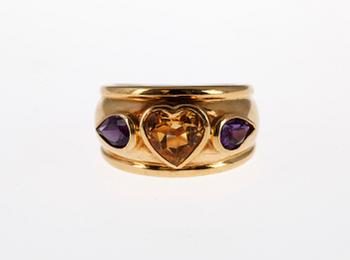 RING, 18k guld med hjärtslipad citrin samt två ametister.