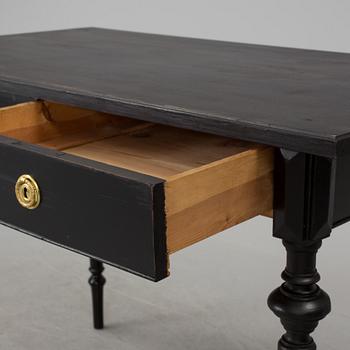 A late 1800s table.