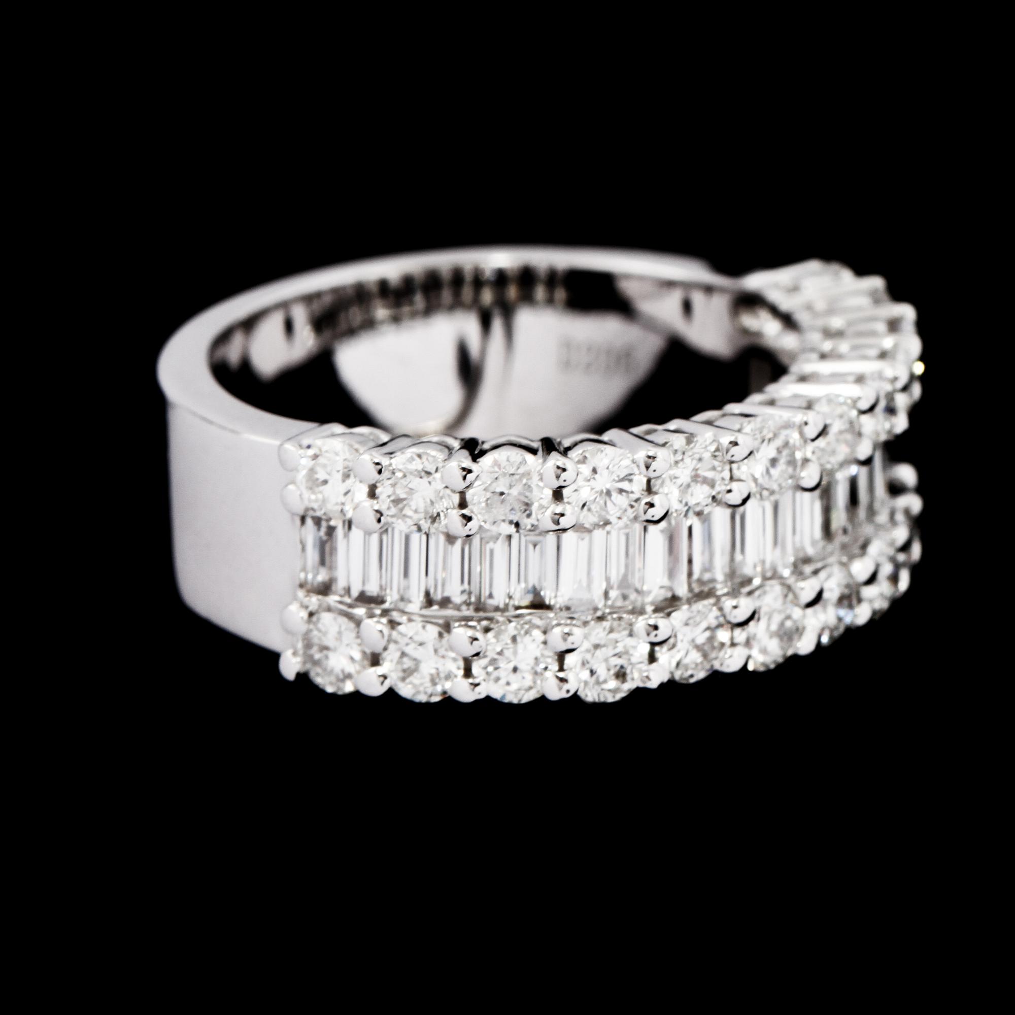 RING, 18k vitguld med briljant och baguettslipade diamanter, 2.06 ct. Vikt 9,2 g.