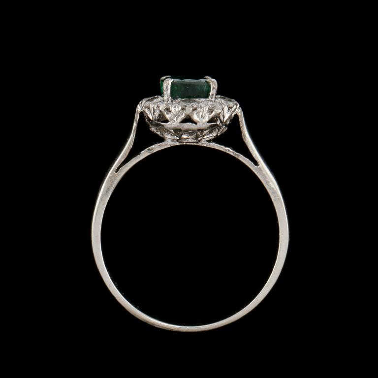 RING, silver med fasettslipad smaragd samt 12 briljantslipade diamanter, tot ca 0.36 ct. Vikt 2 g.