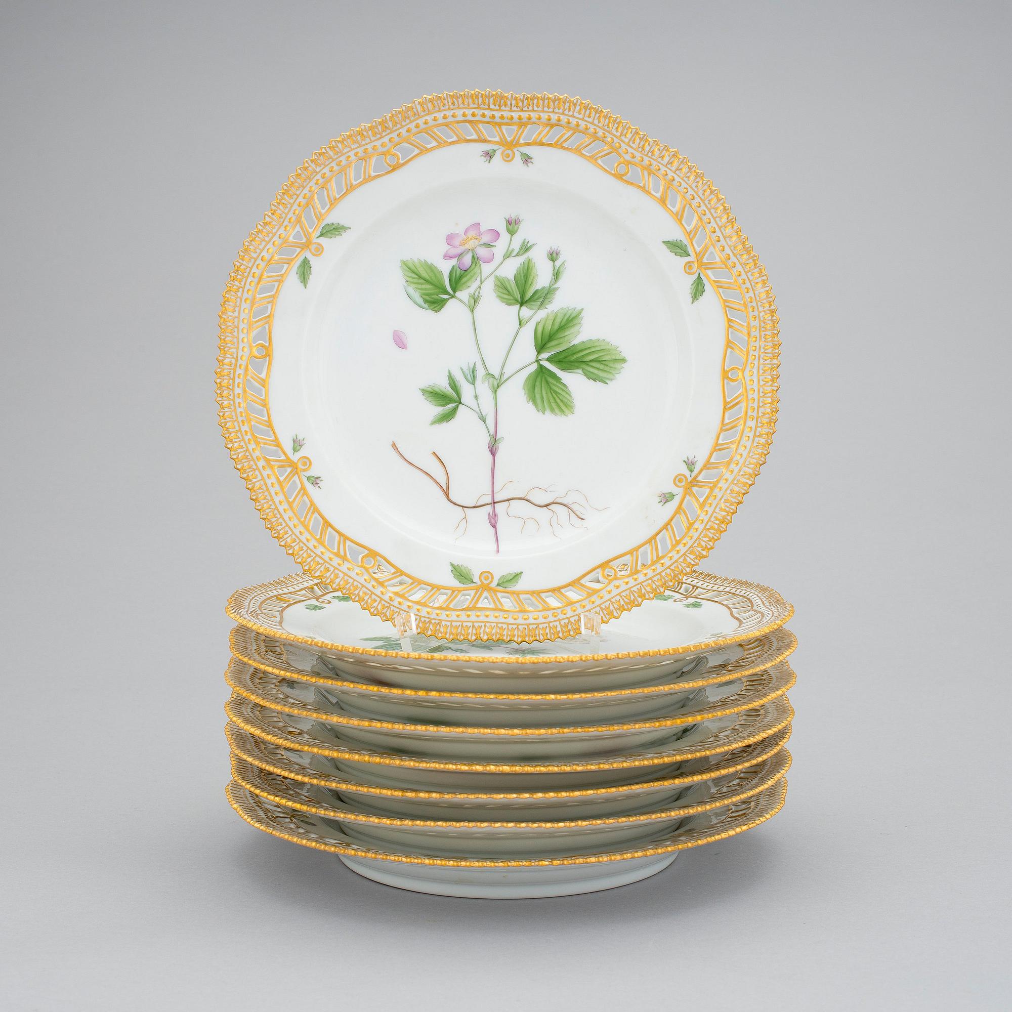 A set of 8 Royal Copenhagen 'Flora Danica' dessert dishes, Denmark, 20th Century.