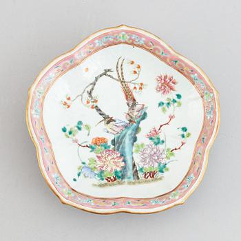 Skålfat på fot, porslin. Qingdynastin, 1800-tal.