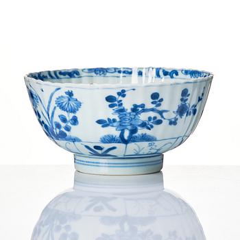 Skål, porslin. Qingdynastin, Kangxi (1662-1722).