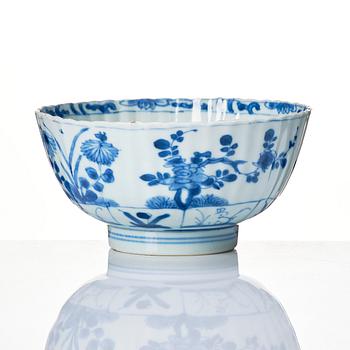 A blue and white bowl, Qing dynasty, Kangxi (1662-1722).