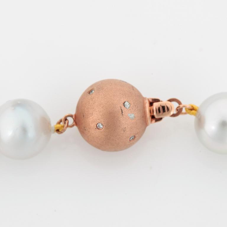 NECKLACE, a string with 39 cultivated white pearls with a 18K pink gold clasp with diamonds.