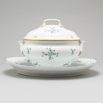 A Northern European  "Barbeau Pattern" porcelain tureen with cover and dish, 19th century and early 20th century.