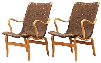 584. A pair of Bruno Mathsson easy chairs by Karl Mathsson, Värnamo Sweden 1940-50's.