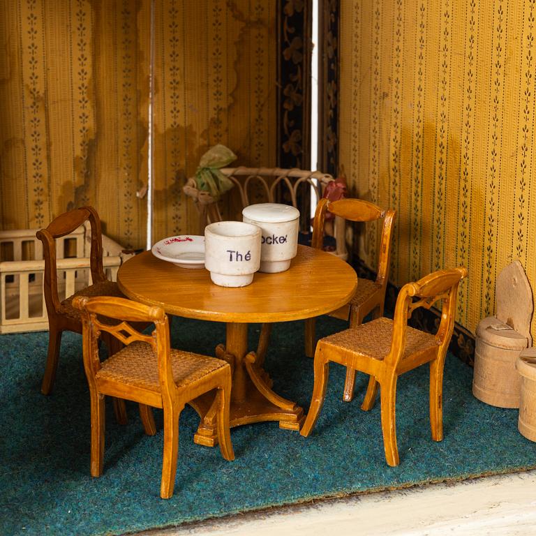 Dockskåp med dockskåpsmöbler samt tillbehör, bl a Berit Bergström, Nolbyn, Värmländskt Hantverk, 1940-/50-tal.