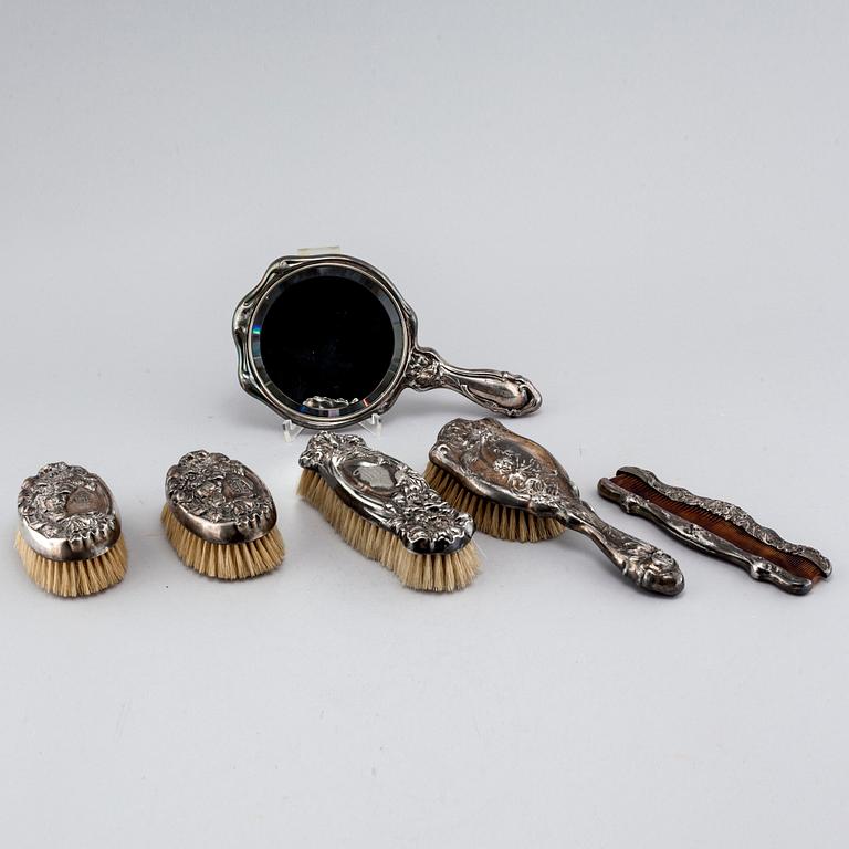 A silverplate toiletrie set, 2 + 4 pcs, early 20th century.