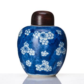 A blue and white tea caddy, Qing dynasty, Kangxi (1662-1722).