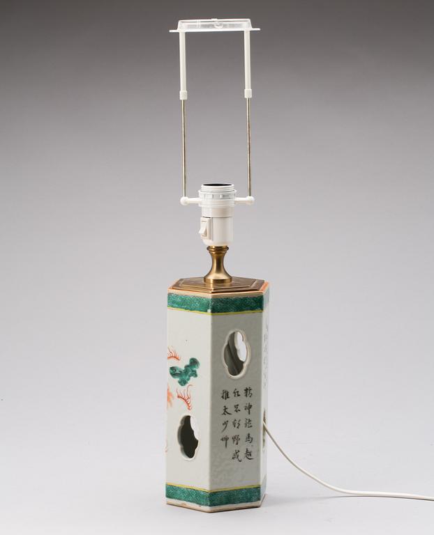 BORDSLAMPA, porslin Kina. 1800/1900-tal.