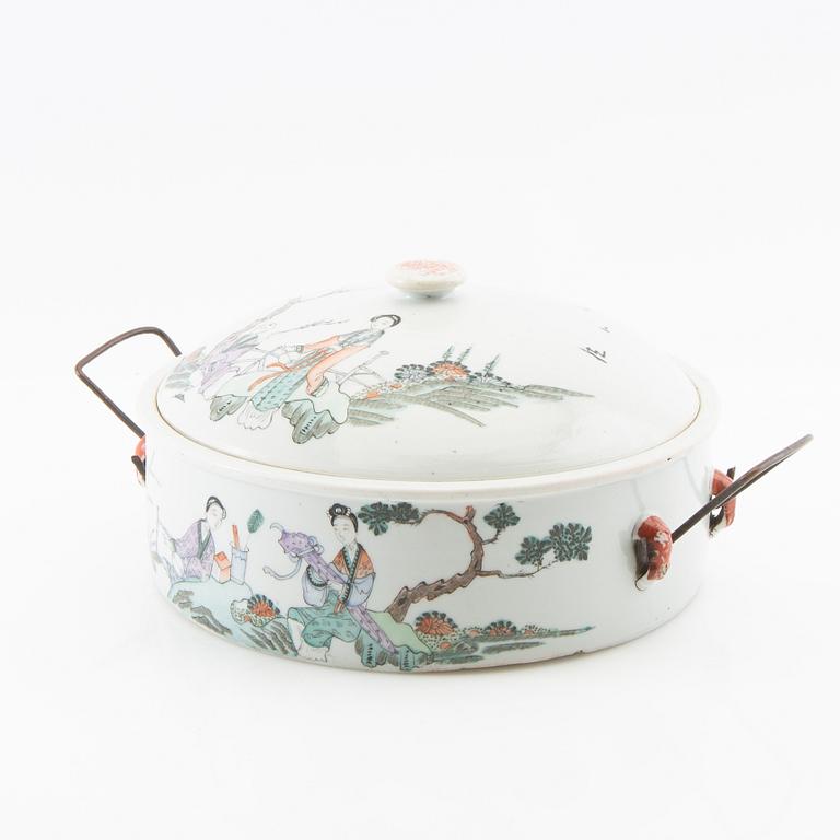 Tureen with lid, China 20th century.
