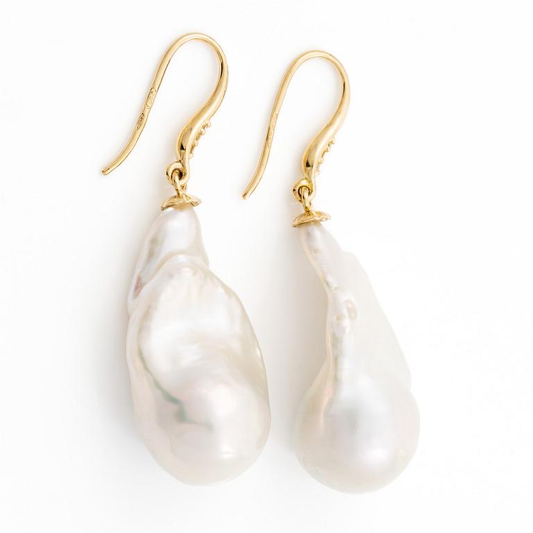 Earrings in 18K gold with cultured baroque freshwater pearls and brilliant-cut diamonds.
