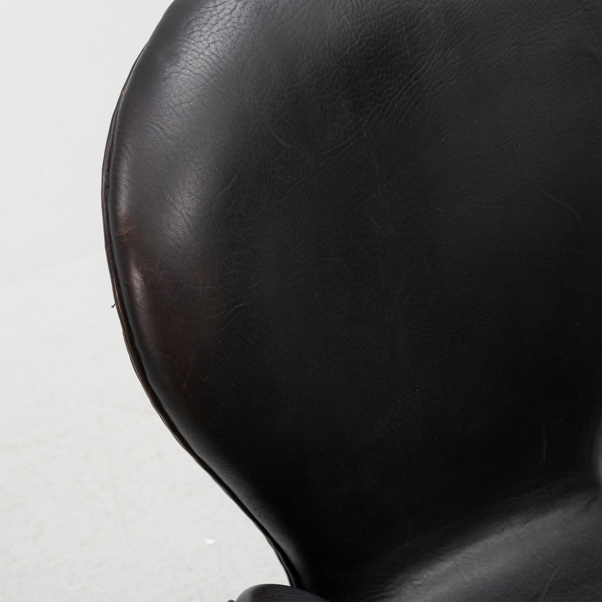 Arne Jacobsen, fåtölj, "Svanen" Fritz Hansen, Danmark, 1960-tal.