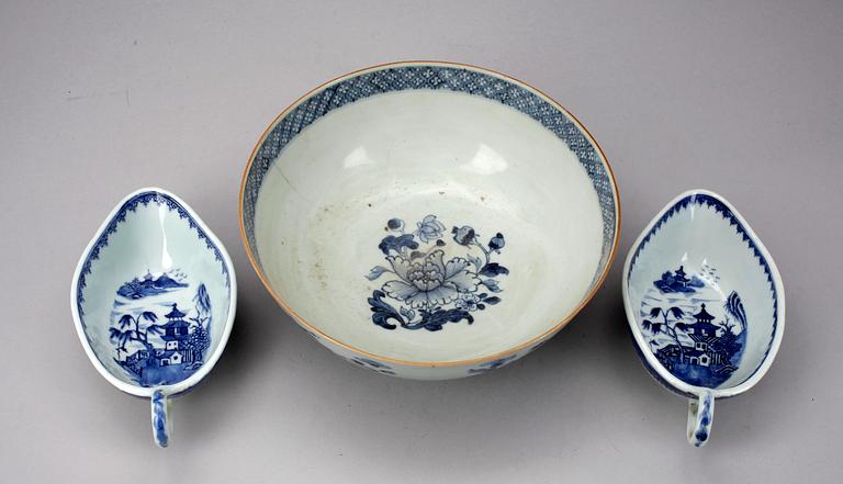 BÅLSKÅL samt ETT PAR SÅSSNIPOR, porslin, Kina. Troligen 1800-tal.