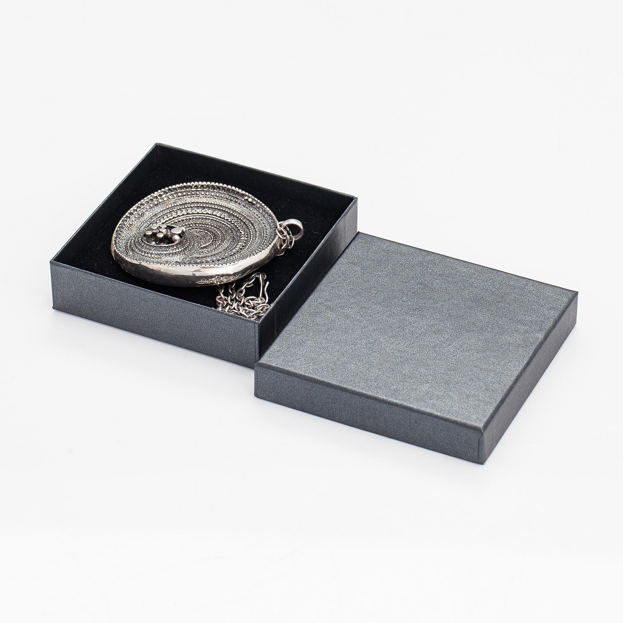 Jorma Laine, Kaulakoru "Chic", hopeaa. Turun Hopea, Turku 1973.