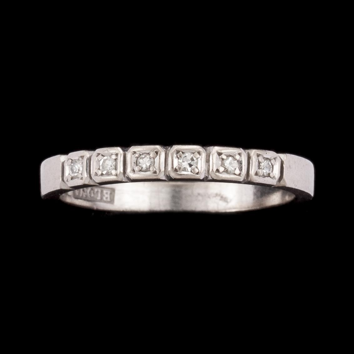 RING, 18k vitguld besatt med 6 små diamanter. Elon Arenhill, Malmö 1972. Vikt ca 3 g.