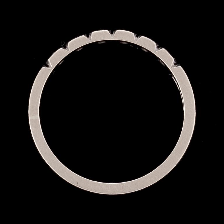 RING, 18k vitguld besatt med 6 små diamanter. Elon Arenhill, Malmö 1972. Vikt ca 3 g.