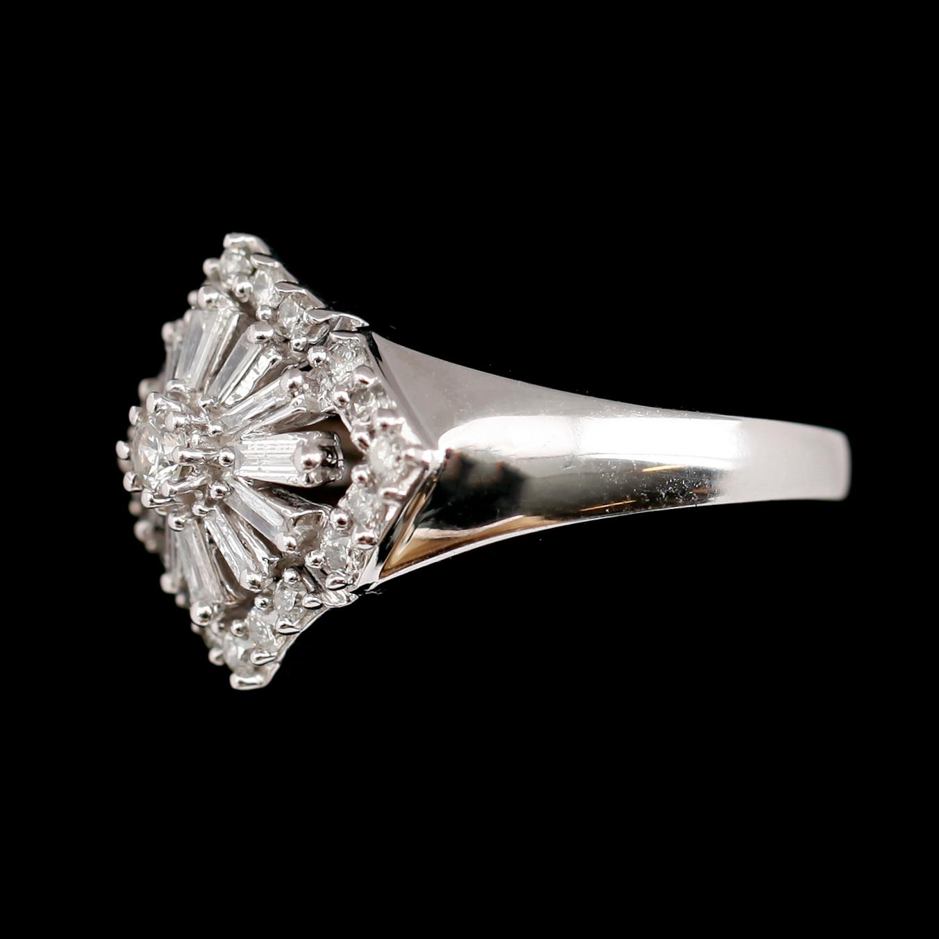 RING, 10 k vitguld, briljantslipade diamanter tot 0.75 ct.