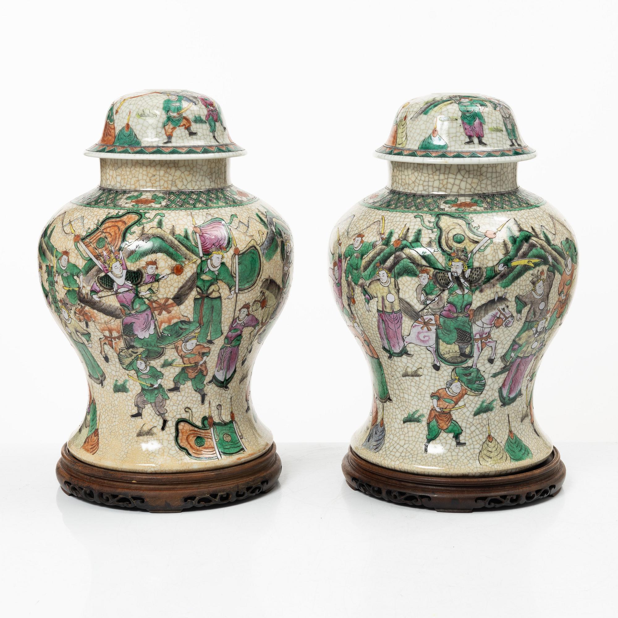 Urnor, ett par, Kina, Qingdynastis slut/omkring år 1900.