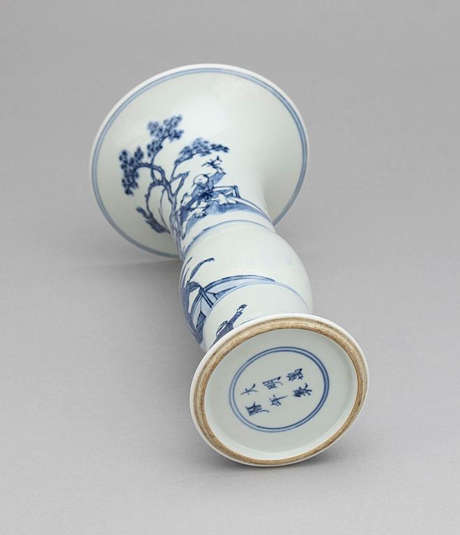 VAS, porslin, Kina. Sen Qing, 1800/1900-tal.