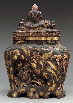A massive Japanese jar with cover, ca 1900.