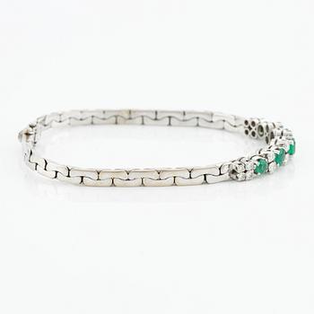 Bracelet in 18K white gold with emeralds and brilliant-cut diamonds.