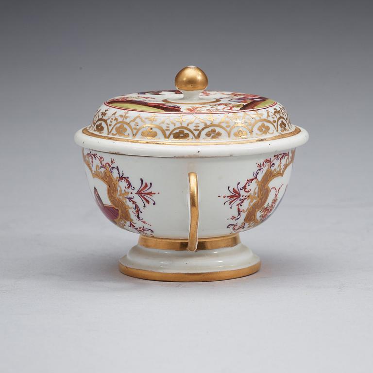 A Meissen chinoiserie equelle with cover and stand, 1725-30.