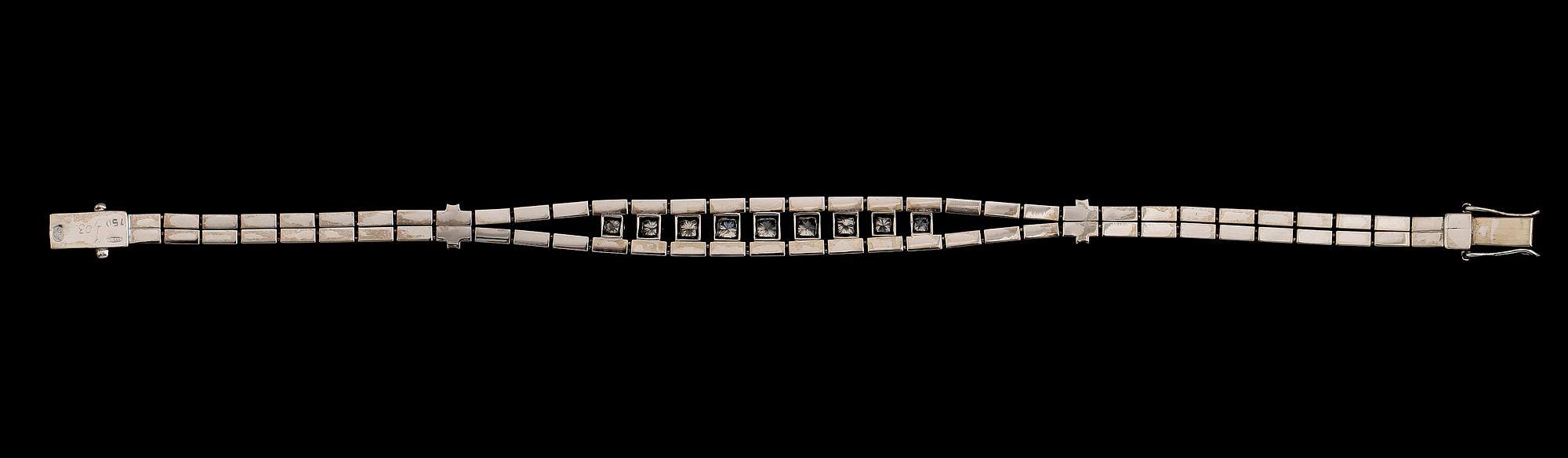 ARMBAND, 18 k vitguld, briljantslipade diamanter tot ca 1.03 ct. Vikt ca 18,5 g.