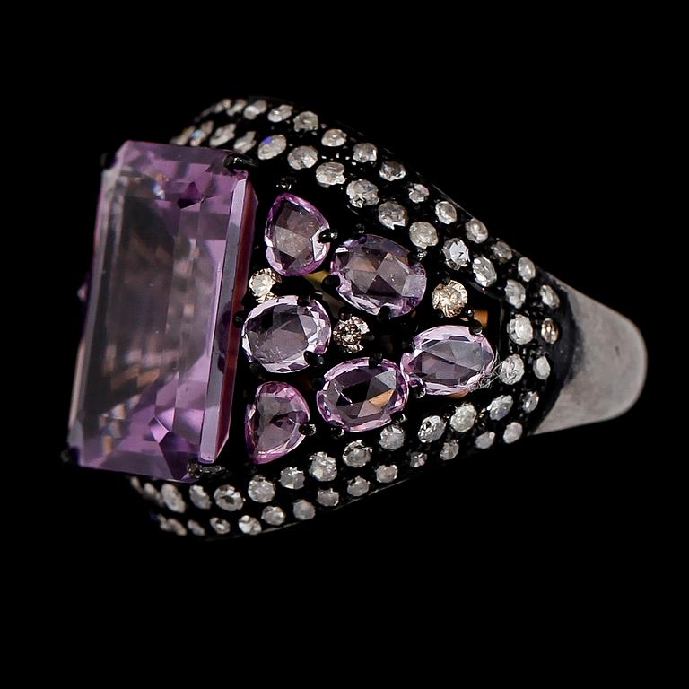 RING, guld/rhodinerat/svärtat silver, ametist ca 8.00 ct, rosa safirer tot ca 5.50 ct. diamanter tot ca 1.10 ct.