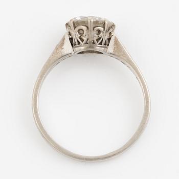 Ring in platinum with brilliant-cut diamond.