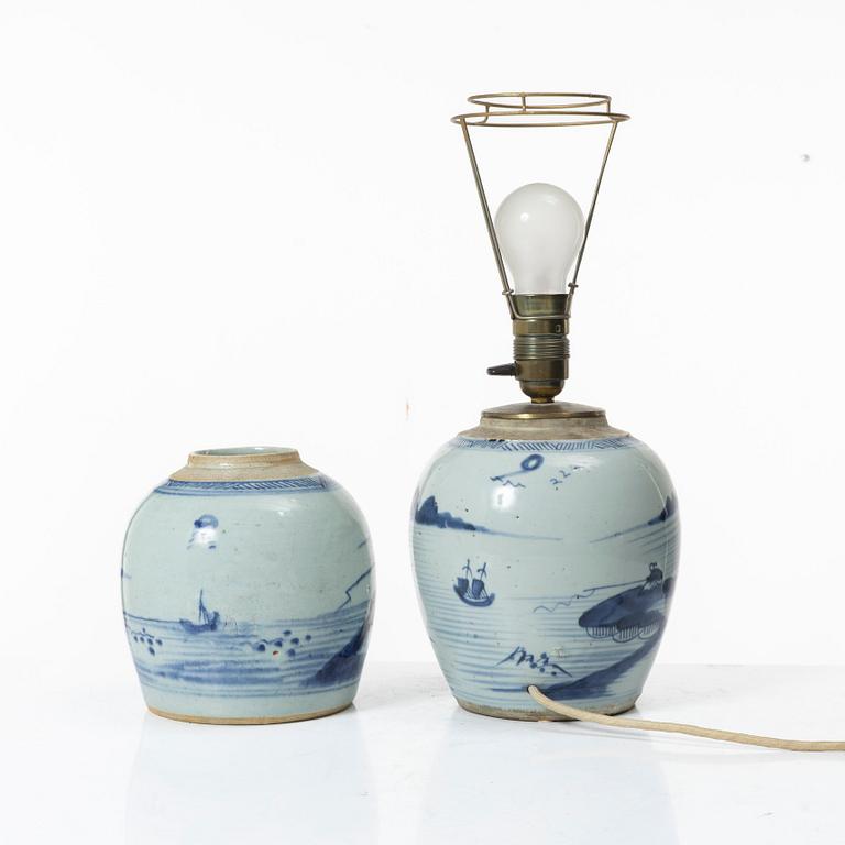 Bojan och lampa, porslin. Qingdynastin, 1800-tal.