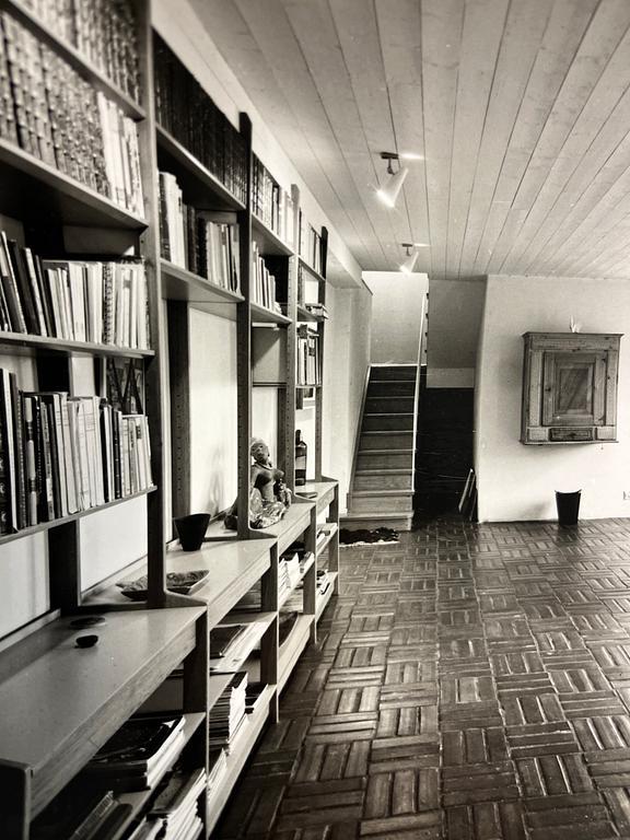Michael Schilkin, skulptur, stengods, vilande kvinna, Arabia, Finland, 1940-tal.