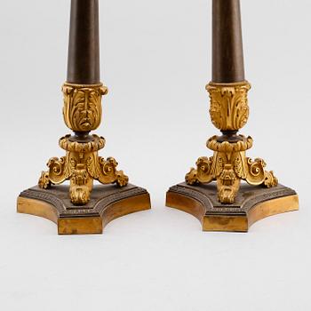 KANDELABRAR, 1 par, förgylld brons, senempire 1800-talets första hälft.