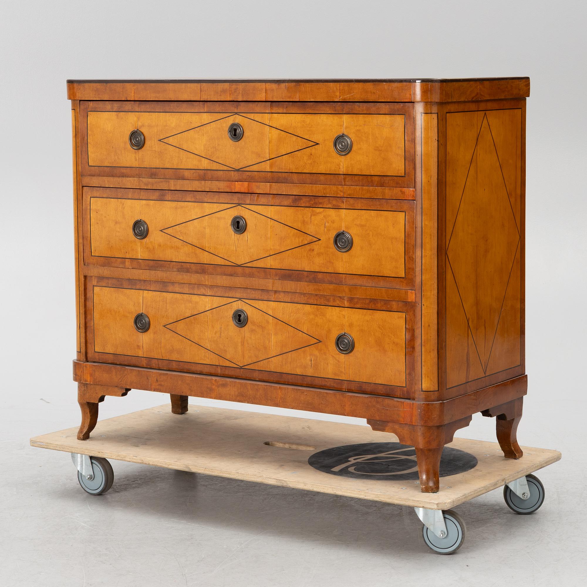 A chest of drawers, 19th century.