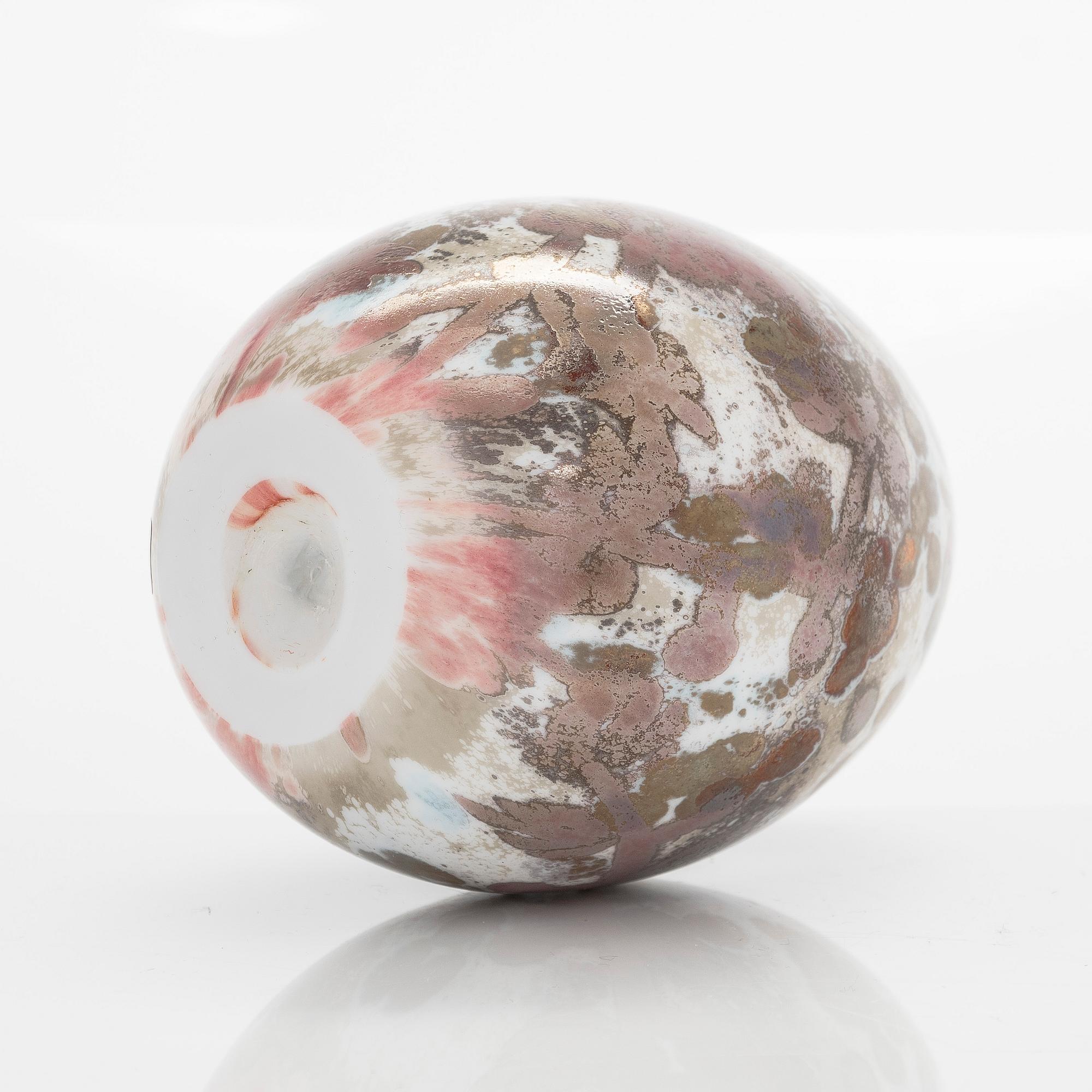 Oiva Toikka, A glass bird 'Cucunor' and an egg, signed O. Toikka Nuutajärvi.