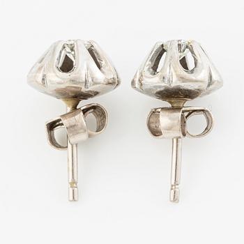 Ett par örhängen 18K guld med runda briljantslipade diamanter.