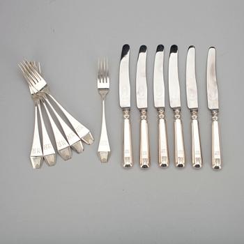 KNIVAR OCH GAFFLAR, 12 st. 813 silver, Uusi Kultaseppä Oy Helsingfors 1928. Vikt, gafflar 328 g. Totalt 833 g.