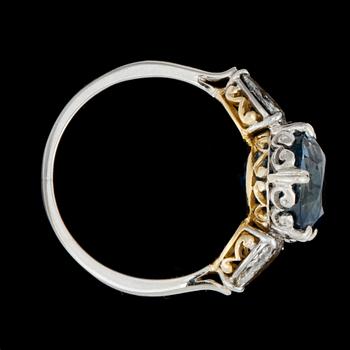 RING med obehandlad Ceylon safir 8.14 ct samt droppformade diamanter.