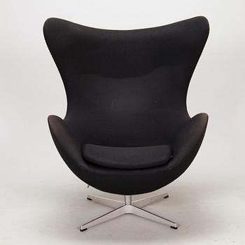 Arne Jacobsen, armchair and ottoman "The Egg chair" for Fritz Hansen 2012 and 2022.