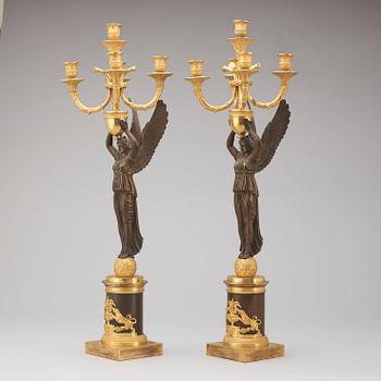 KANDELABRAR, för fem ljus, ett par. Empire, 1800-talets början.