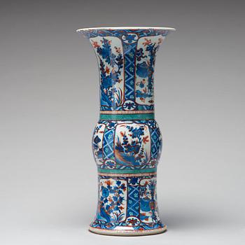 TRUMPETVAS, porslin. Qingdynastin, Kangxi (1662-1722).