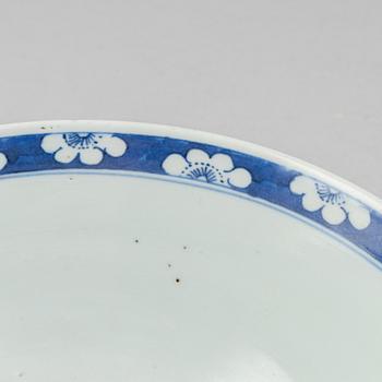 A porcelain punch bowl, China, 19th century.