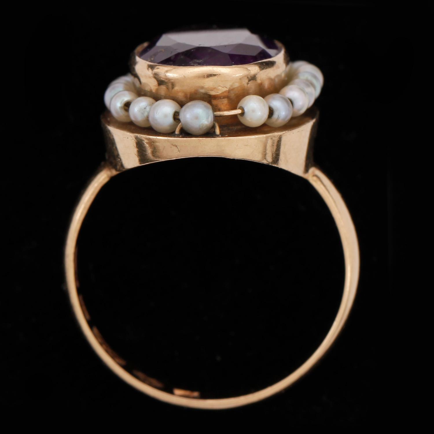 RING, 18k guld med ametist och små pärlor. Sverige, 1954. Vikt 7g.