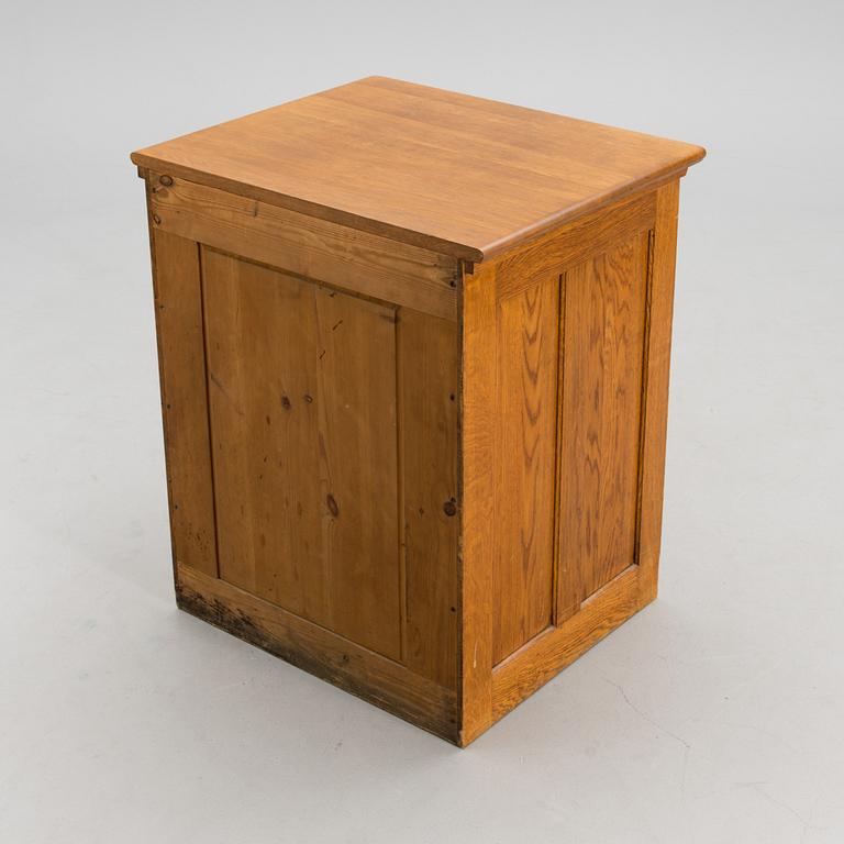 An early 20th century chest of drawers.