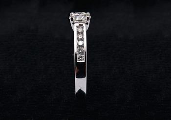 A RING, brilliant cut diamonds c. 1.51 ct. Central stone c. 1.01 ct. 18 K  white gold, weight 5 g.