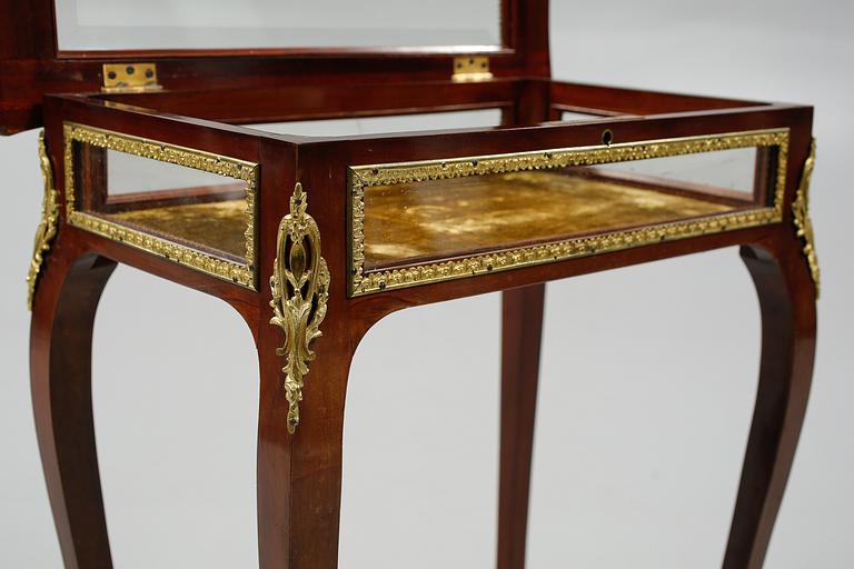 MONTERBORD, rokokostil. 1900-talets andra hälft.