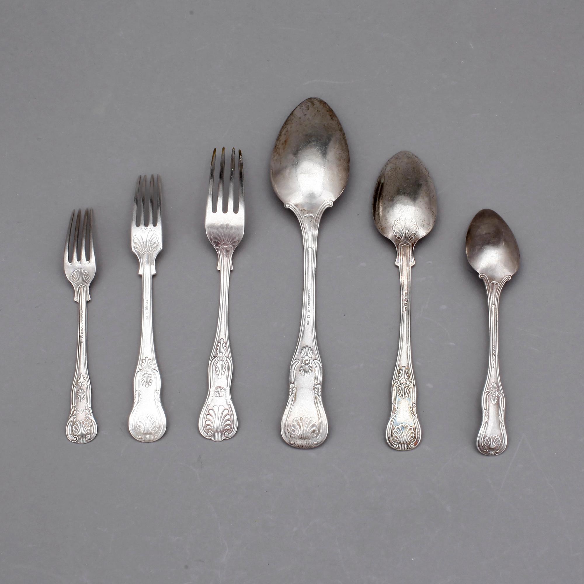 BESTICKSERVIS, 52 delar, "Engelsk snäck", bland annat CG Hallberg, Stockholm, 1917. Vikt ca 1664g.