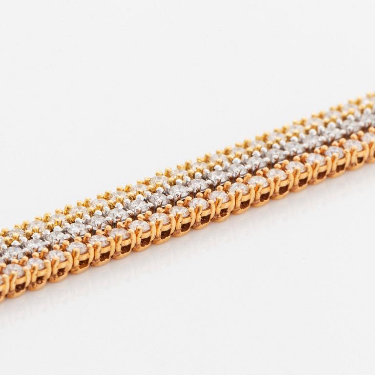 An 18K gold tennis bracelet set with round brilliant-cut diamonds.